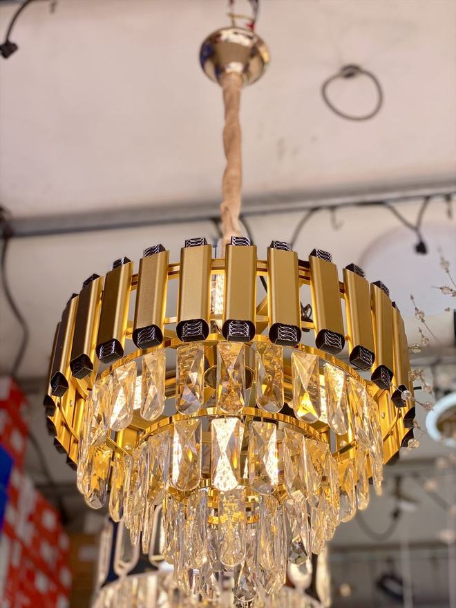 Lustre doré à pampilles cristal verticales — Watts Energy, matériel électrique Dakar Sénégal